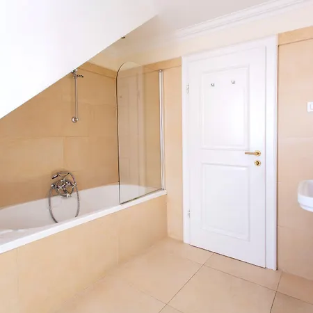 Lesar Angel - Member Of Hip Szálloda Ljubljana