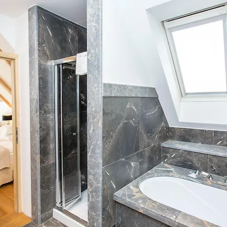 Lesar Angel - Member Of Hip 4* リュブリャナ