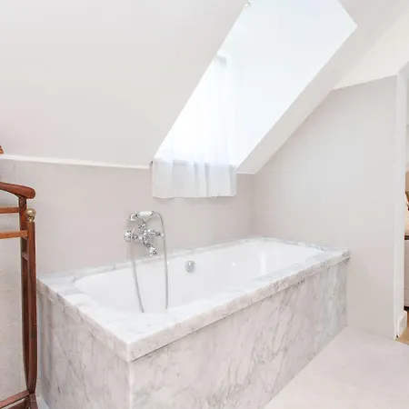 Lesar Angel - Member Of Hip ホテル リュブリャナ